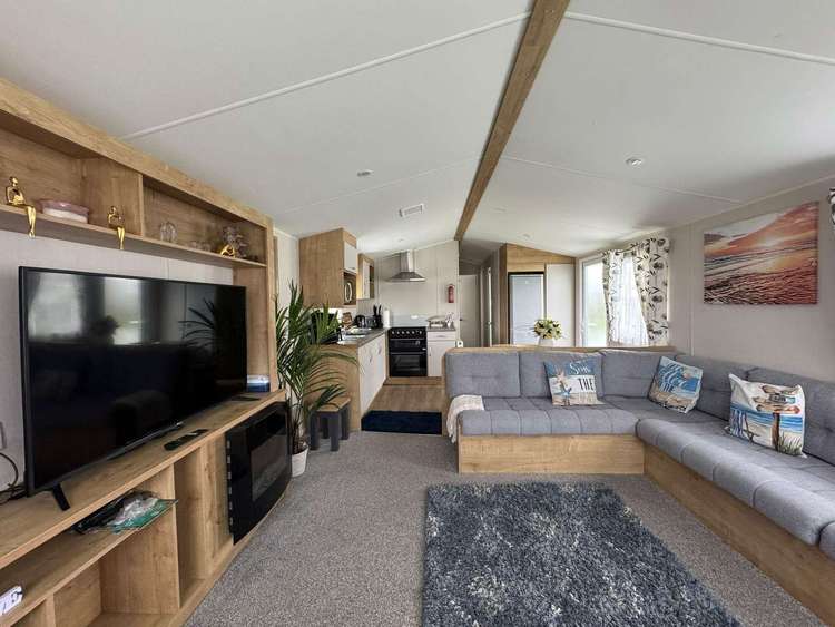 89001MV⛱️ – Marsh View, 2 bed, 6 berth caravan with decking and field views. Diamond rated. Preview 5