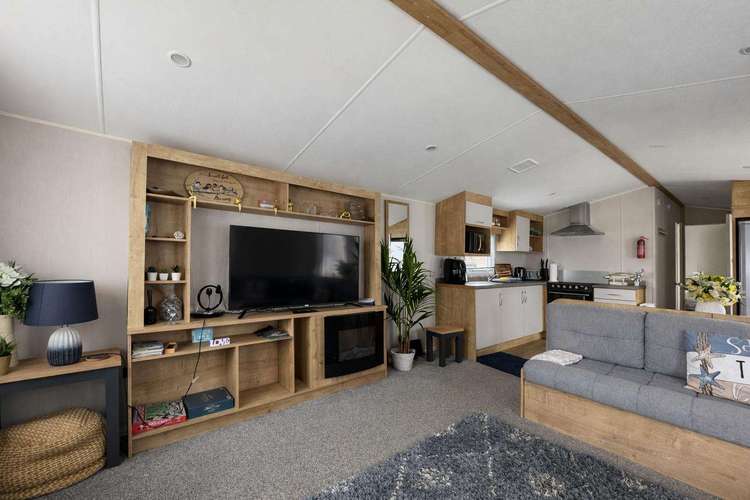 89001MV⛱️ – Marsh View, 2 bed, 6 berth caravan with decking and field views. Diamond rated. Preview 4