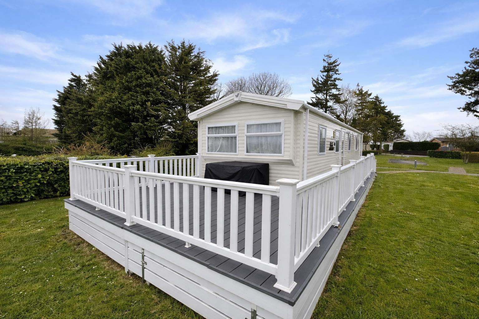 89001MV⛱️ – Marsh View, 2 bed, 6 berth caravan with decking and field views. Diamond rated. - property