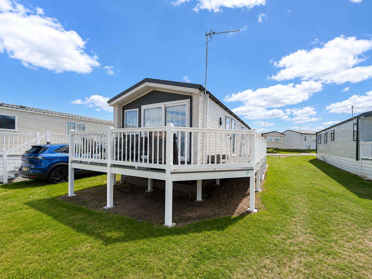 •  Enjoy a relaxing coastal escape in this 2-bedroom, 6-berth caravan at Pakefield Holiday Park. - property