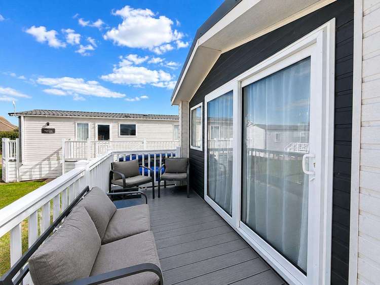 68007CL⛱️ – CL area, 2 bed, 6 berth caravan with decking, D/G and C/H. Opal rated. Preview 4
