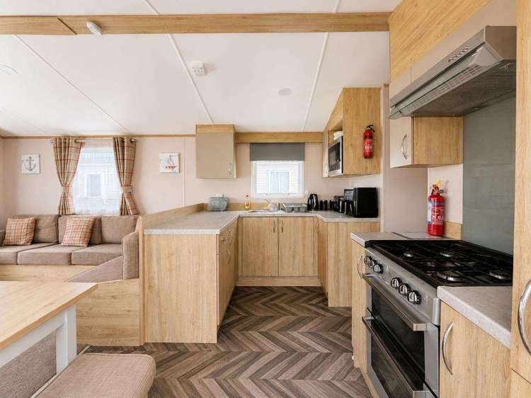 68007CL⛱️ – CL area, 2 bed, 6 berth caravan with decking, D/G and C/H. Opal rated. Preview 5
