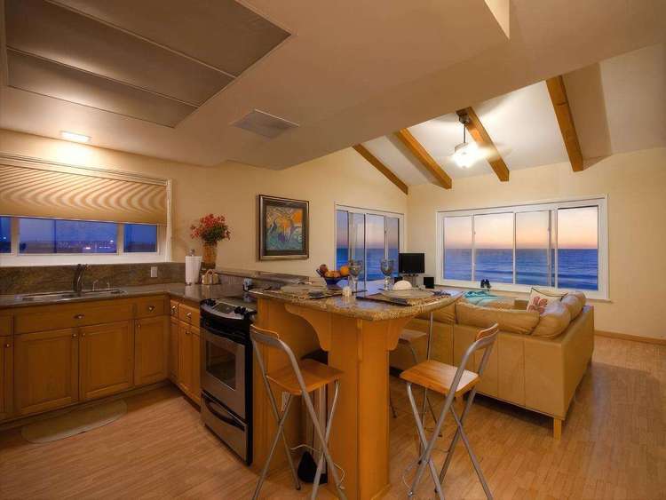 Mermaid’s Penthouse-Oceanfront, Parking, Sleeps 6! Preview 0