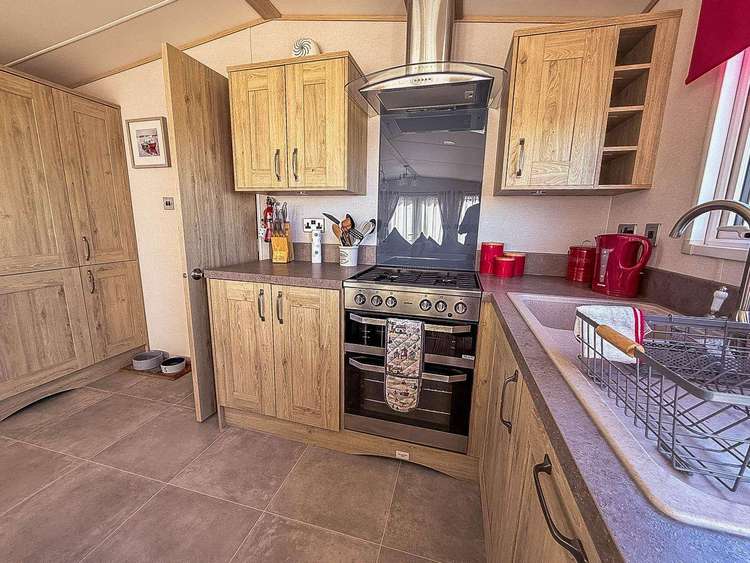 68040CR⭐ – CR area, 2 bed, 6 berth caravan with decking and seaviews! Diamond rated. Preview 5