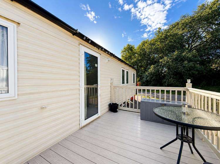 33057CL⭐ – Cedar Lake area, 3 bed, 8 berth caravan with lake view and decking. Diamond rated Preview 4