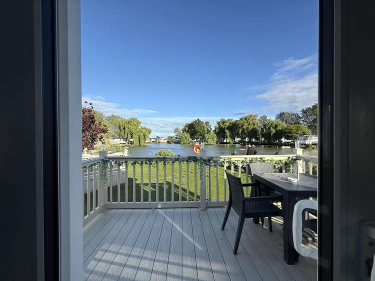 33057CL⭐ – Cedar Lake area, 3 bed, 8 berth caravan with lake view and decking. Diamond rated Preview 5
