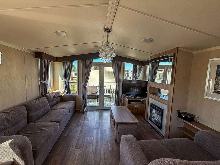 50007E⭐ – Eagle, 3 bed, 8 berth caravan with decking, D/G and C/H. Opal rated. Preview 4