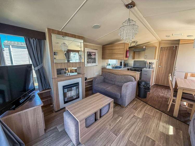 50007E⭐ – Eagle, 3 bed, 8 berth caravan with decking, D/G and C/H. Opal rated. Preview 5