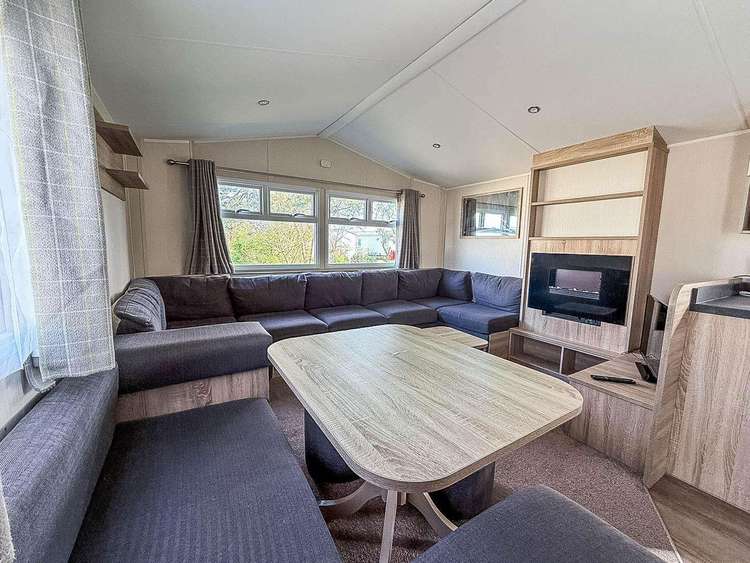 20113BS⭐ – Broadlands, 3 bed, 8 berth caravan with decking, D/G and C/H. Opal rated. Preview 5