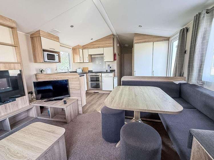 20113BS⭐ – Broadlands, 3 bed, 8 berth caravan with decking, D/G and C/H. Opal rated. Preview 4