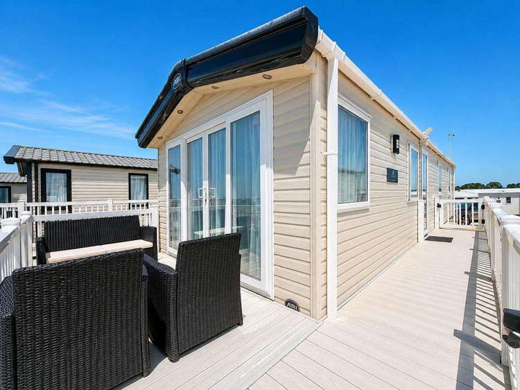 80053S⛱️ – Shorefield area, 2 bed, 7 berth caravan with full sea views. Platinum-Deluxe rated. Preview 5