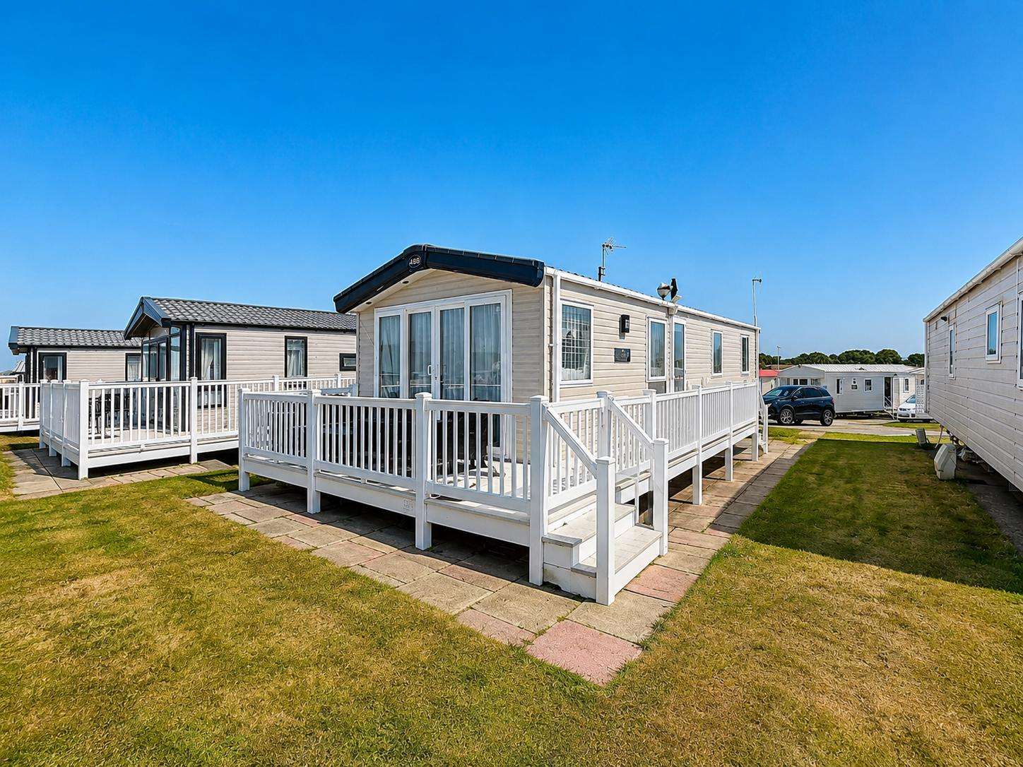 80053S⛱️ – Shorefield area, 2 bed, 7 berth caravan with full sea views. Platinum-Deluxe rated. - property