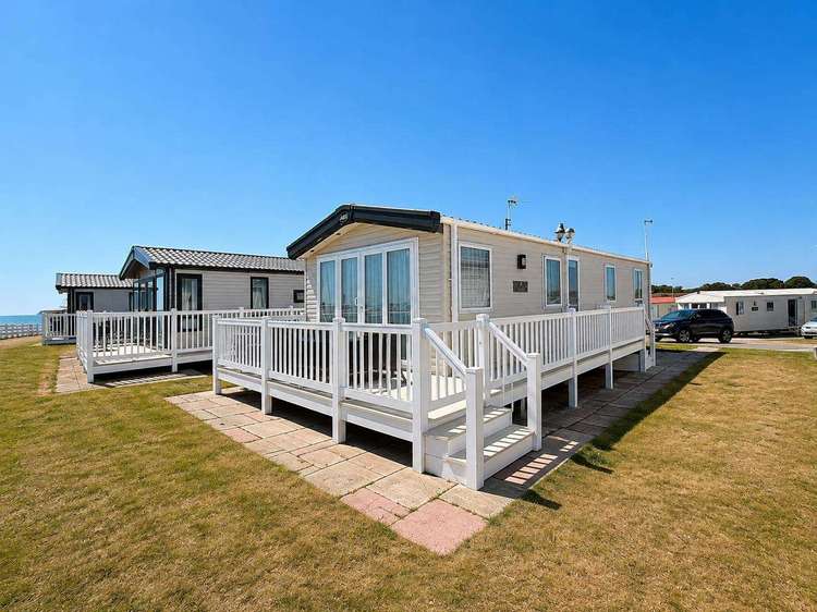 80053S⛱️ – Shorefield area, 2 bed, 7 berth caravan with full sea views. Platinum-Deluxe rated. Preview 4