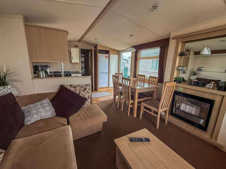 37055G⭐ – G area, 3 bed, 8 berth caravan with C/H and D/G. Ruby rated. Preview 4